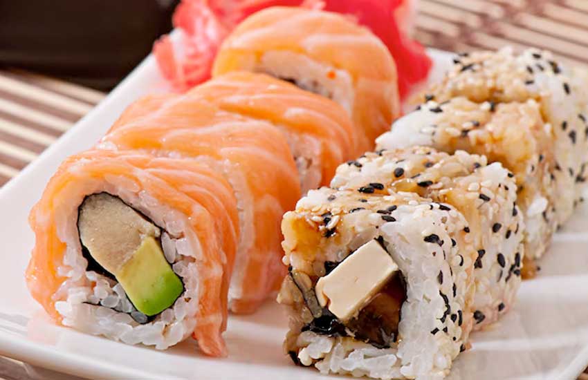 Ryż do sushi przygotowany w ryżowarze – przepis na kleisty ryż