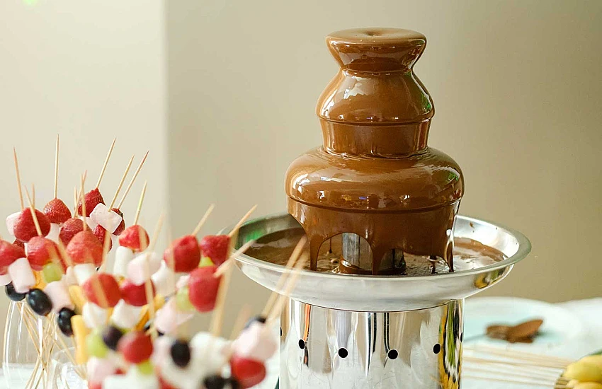 Fontanna do czekolady – jak wybrać idealne urządzenie dla gastronomii i na domowe przyjęcia?
