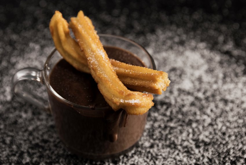 Mini churros z gorącą czekoladą