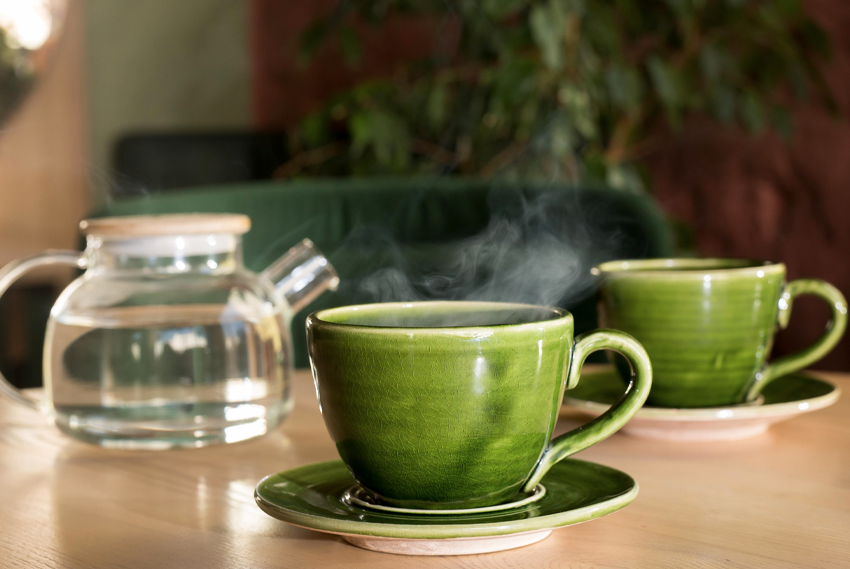 Gorąca woda z warnika do zaparzenia herbaty