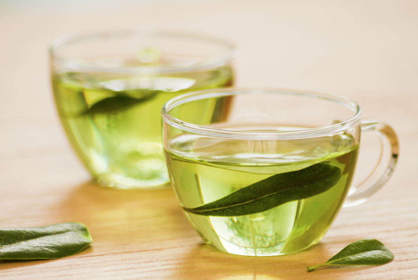 Gorąca woda z warnika do zaparzenia zielonej herbaty