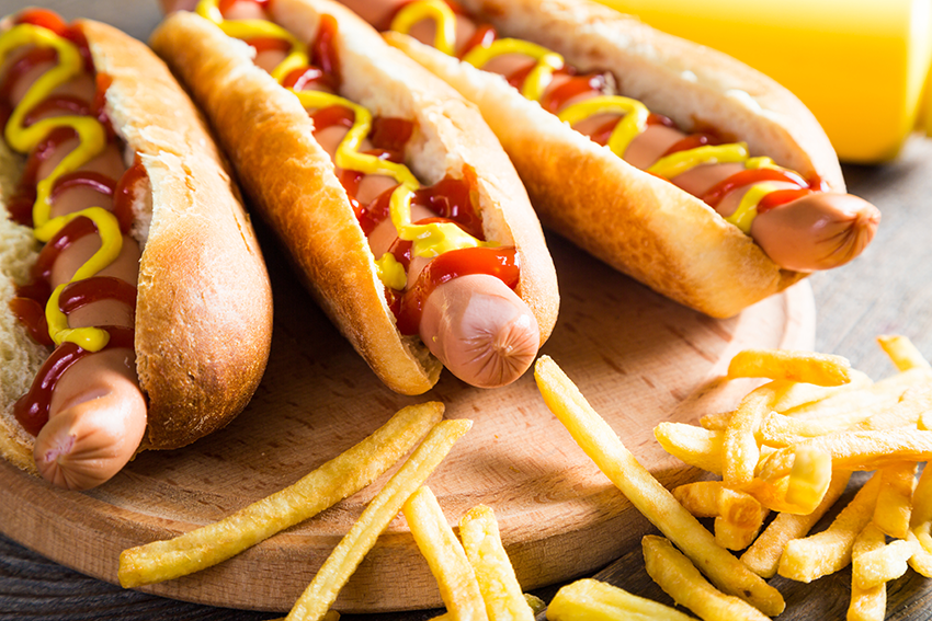Hotdogi z musztardą i ketchupem z dodatkiem frytek