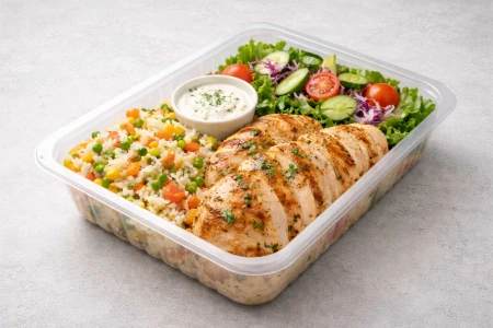 Dania na wynos zimą: jak pakować ciepłe potrawy estetycznie i szczelnie, aby klient dostał je naprawdę gorące?