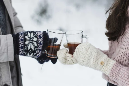 Gorąca herbata, grzaniec i napary na eventach zimowych: stacja napojów krok po kroku