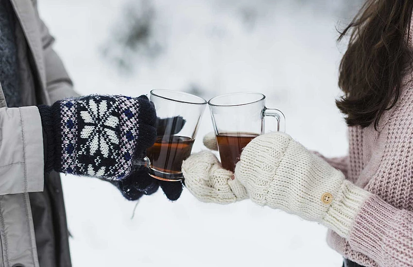 Gorąca herbata, grzaniec i napary na eventach zimowych: stacja napojów krok po kroku