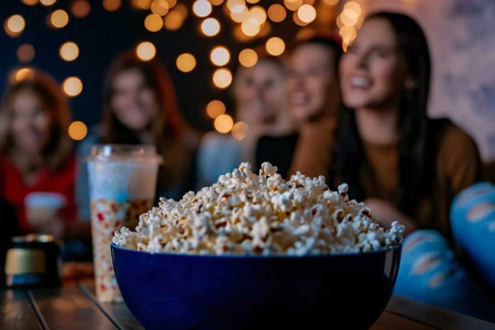 Popcorn w gastronomii – nie tylko kino. Gdzie jeszcze sprawdzi się maszyna do popcornu?