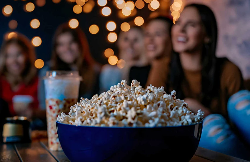 Popcorn w gastronomii – nie tylko kino. Gdzie jeszcze sprawdzi się maszyna do popcornu?