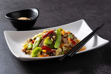 Kuchnia azjatycka w małym lokalu – jak wykorzystać ryżowar i grill kontaktowy