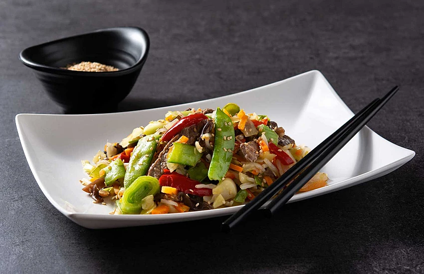 Kuchnia azjatycka w małym lokalu – jak wykorzystać ryżowar i grill kontaktowy