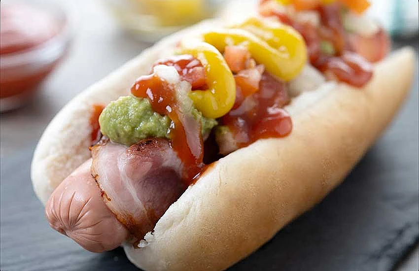 Najbardziej nietypowe hot dogi świata - kulinarna podróż przez najdziwniejsze odmiany kultowej kanapki